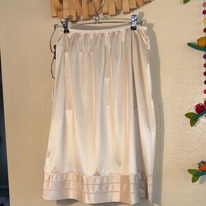 EUC VINTAGE Nude colored Antron III nylon slip skirt with beautiful embroidery